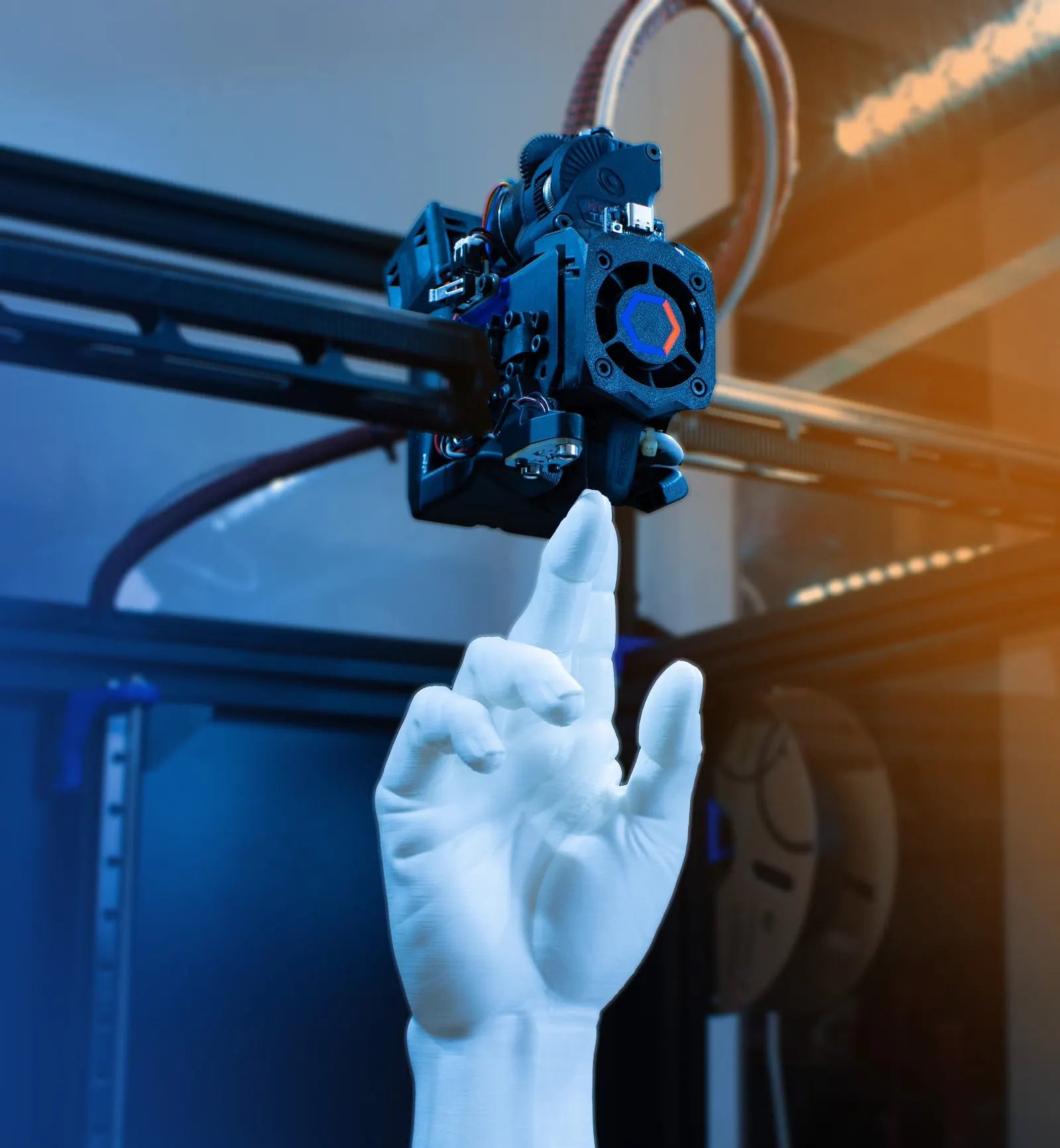 Estrusore FDM durante la stampa di un pezzo chiaro
