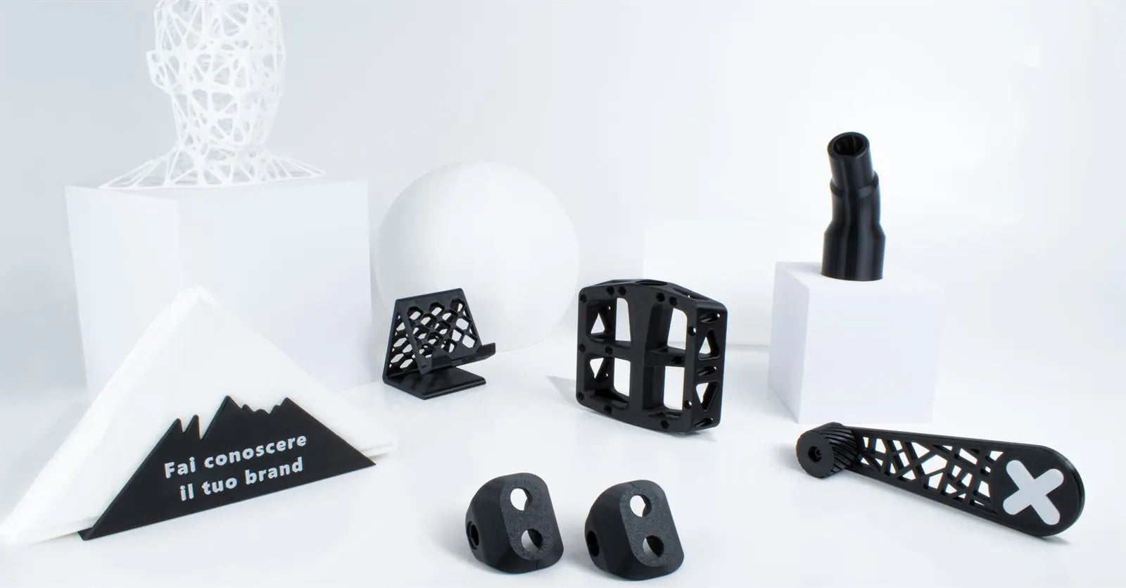 Pezzi funzionali stampati in 3D FDM con filamenti diversi: pedale, manovella, supporti e portatovaglioli